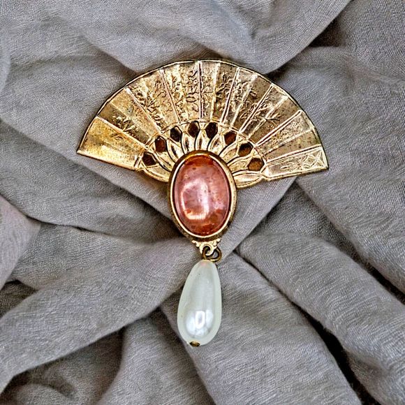 Vintage Fan Brooch Pink Lucite Cabochon White Pearl Dangle Estate Jewelry Pin - Picture 1 of 11
